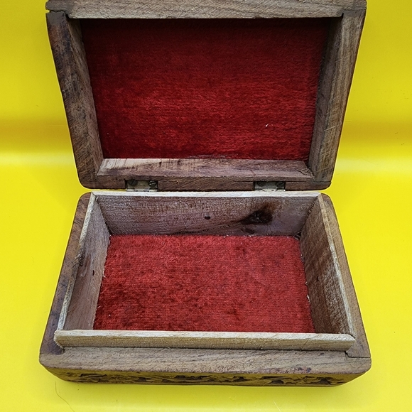 VIntage Hand Carved Wooden Floral Jewelry Box Made In India 5.75x3.75" - Picture 6 of 11